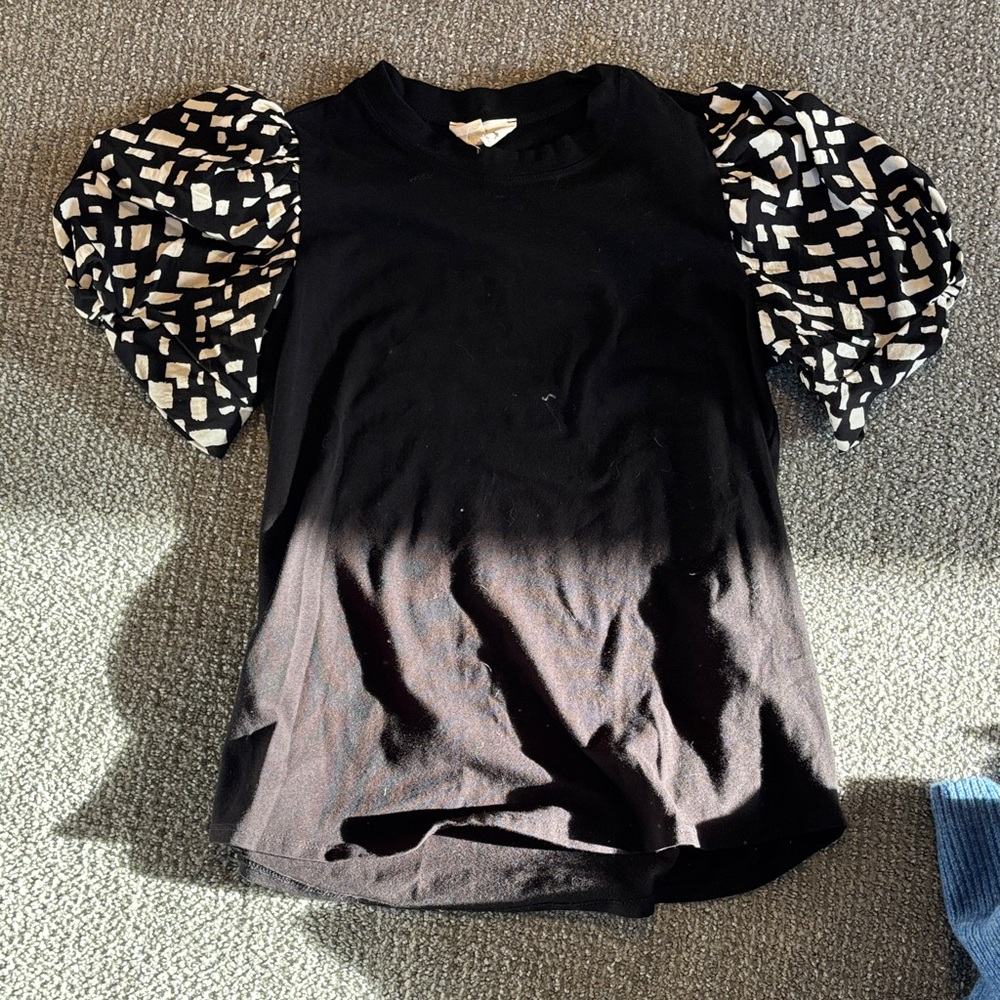 Betsey’s Boutique Black Top with Puff Geo-Print Sleeves Sz Small